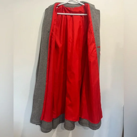 Vintage Mid-Century Grey Wool Nursing Cape with Red RNA Embroidery - Picture 6 of 12